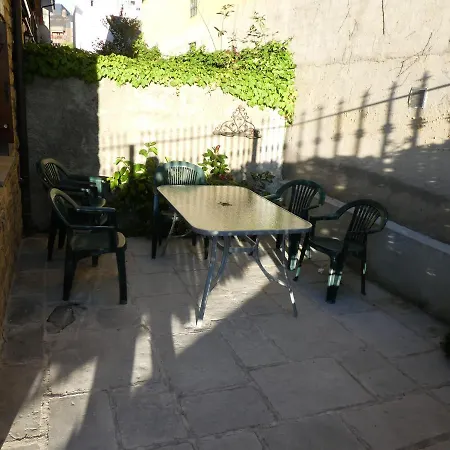 Casa con jardín frente ciudadela Сasa de vacaciones