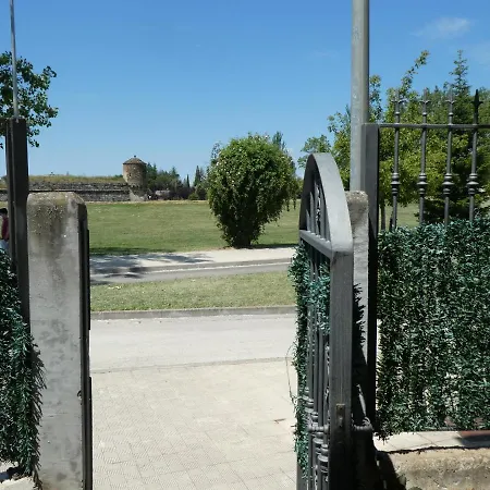 Casa con jardín frente ciudadela