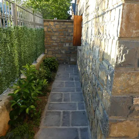 Casa con jardín frente ciudadela * Jaca