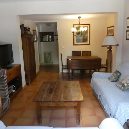 Casa con jardín frente ciudadela
