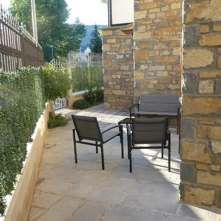 Casa con jardín frente ciudadela Jaca
