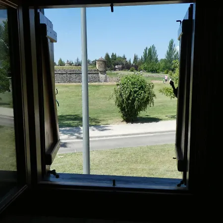 Casa con jardín frente ciudadela *