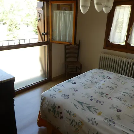 Casa con jardín frente ciudadela