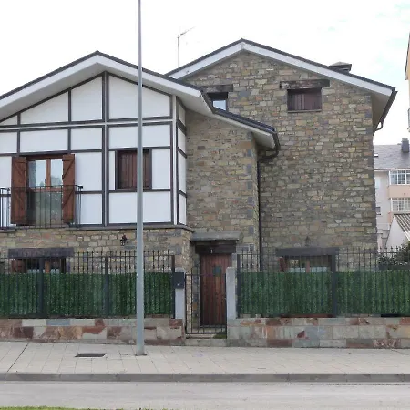Casa con jardín frente ciudadela Jaca
