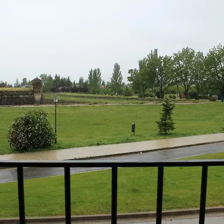 Casa con jardín frente ciudadela
