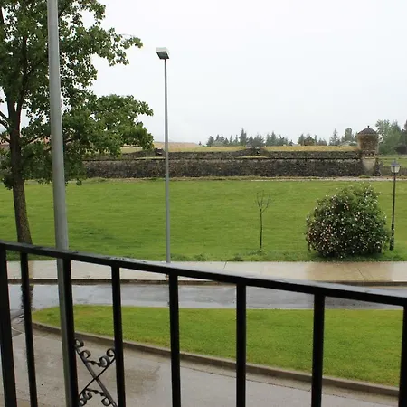 Casa con jardín frente ciudadela Сasa de vacaciones Jaca