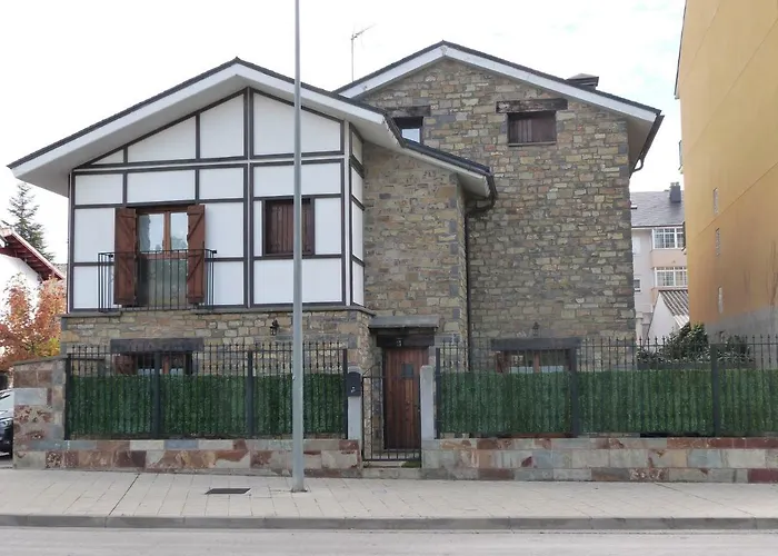 Casa Con Jardin Frente Ciudadela Jaca